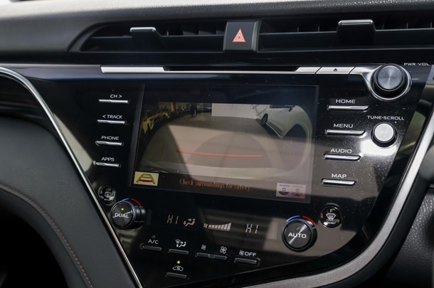 2018 Toyota CAMRY SL image 16