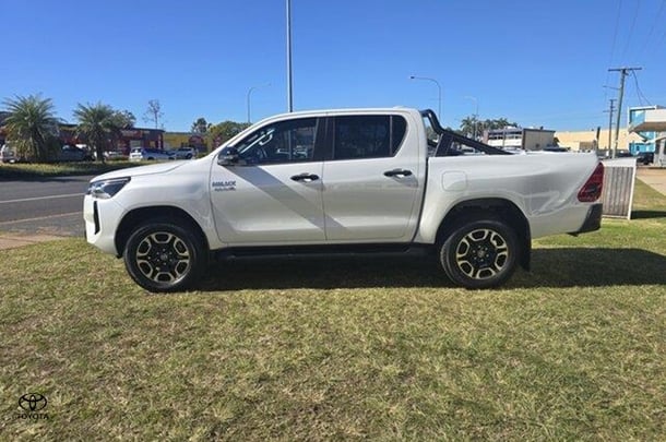 2024 Toyota Hilux SR5 image 5