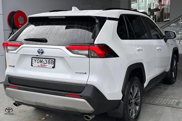 2024 Toyota RAV4 Hybrid GXL AWD image 11