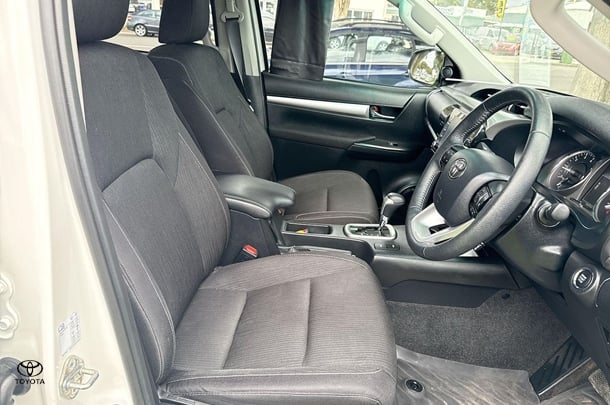 2023 Toyota Hilux SR5 image 11
