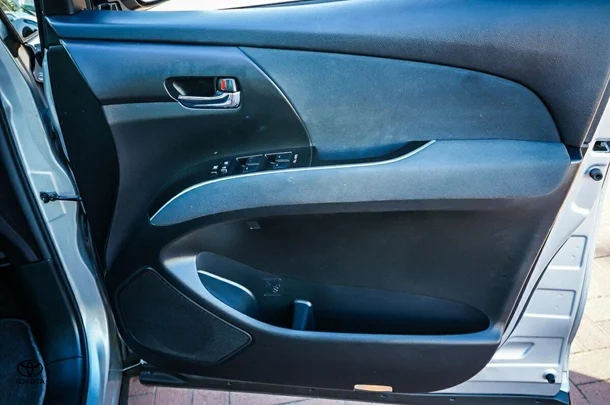2019 Toyota Tarago GLi image 11