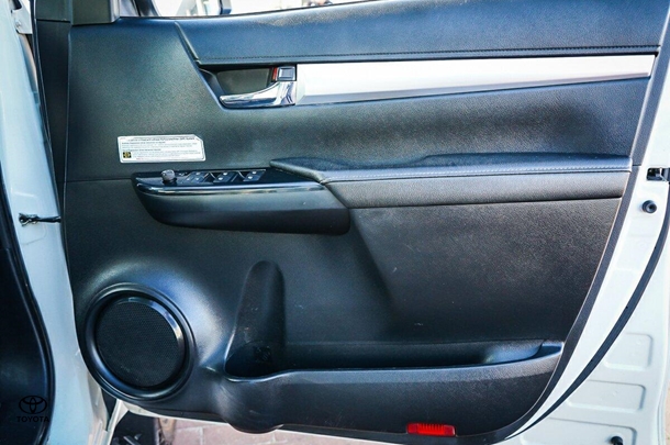 2021 Toyota Hilux 4x4 SR5 image 14