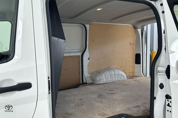2021 Toyota Hiace LWB image 31