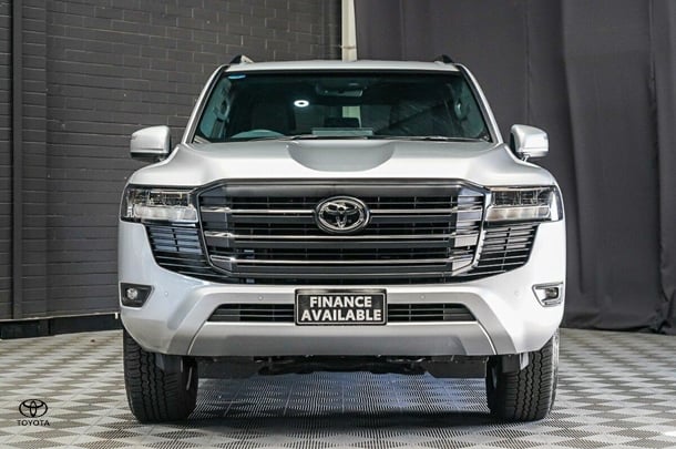 2024 Toyota Landcruiser GXL image 3