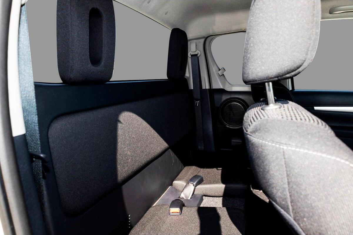 2024 Toyota Hilux SR5 Auto 4x4 image 5