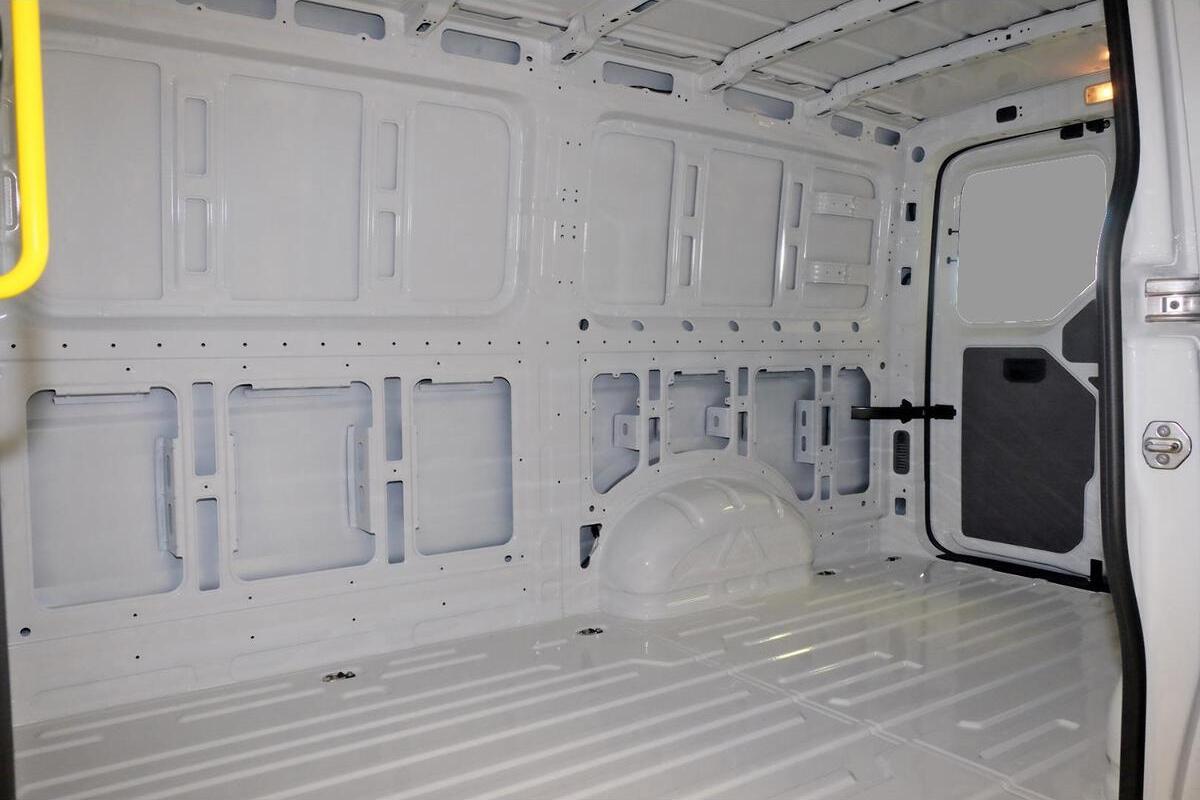 2024 Volkswagen Crafter 35 TDI340 SY1 Medium Wheelbase Auto FWD MY24 image 8