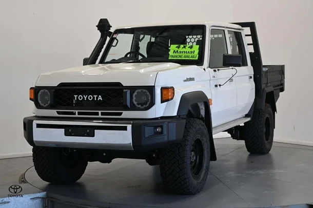 2025 Toyota LC Military GXL image 1