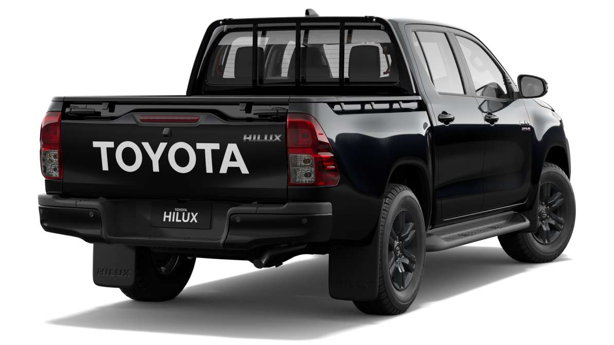 2024 Toyota Hilux 4x4 SR Diesel Double-Cab Pick-Up image 3