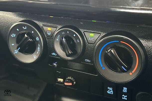 2022 Toyota Hilux SR image 21
