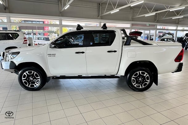 2024 Toyota Hilux SR5 image 9