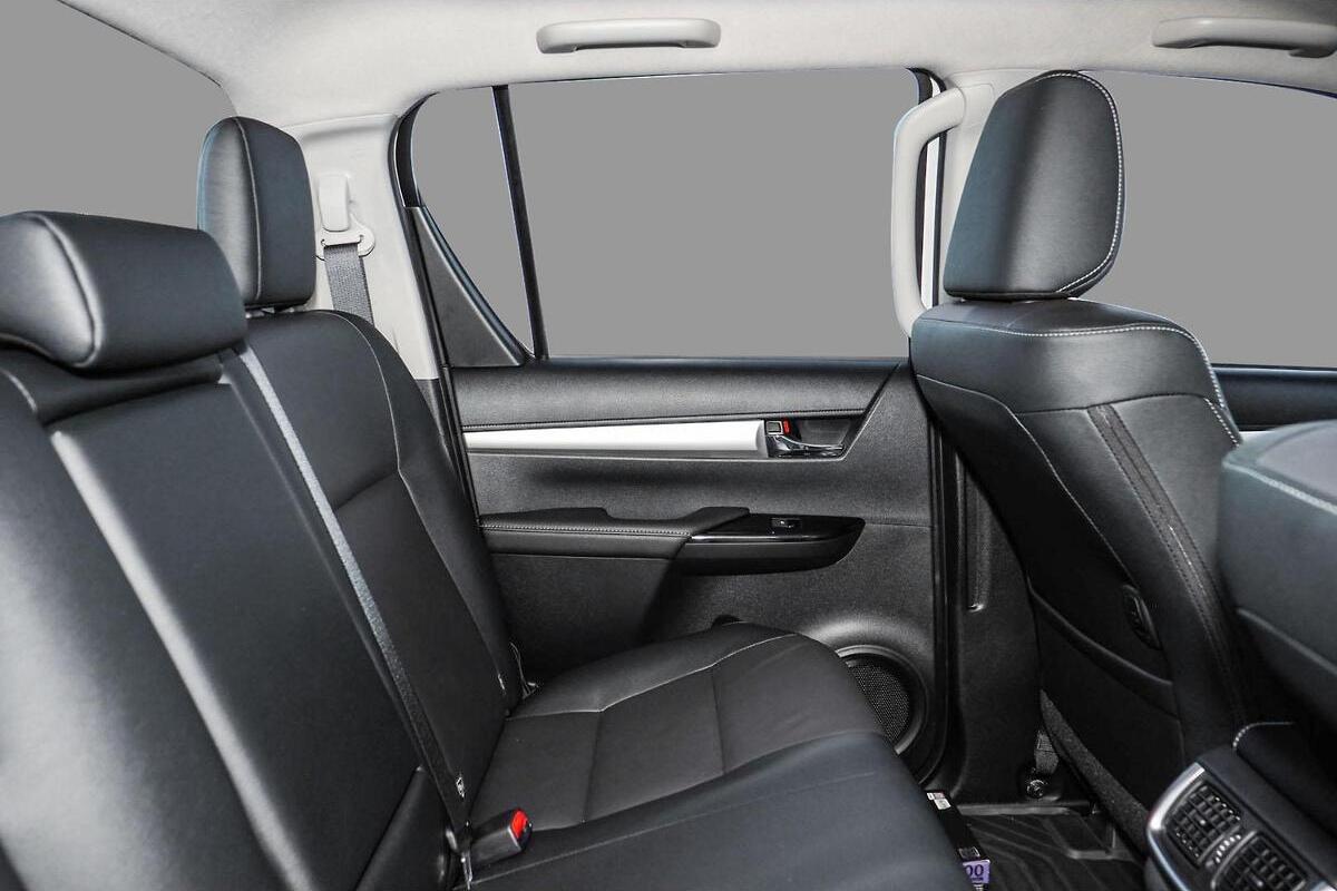 2024 Toyota Hilux SR5 48V Auto 4x4 Double Cab image 6