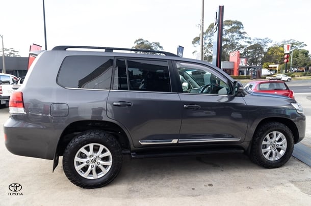 2020 Toyota Landcruiser Sahara image 3