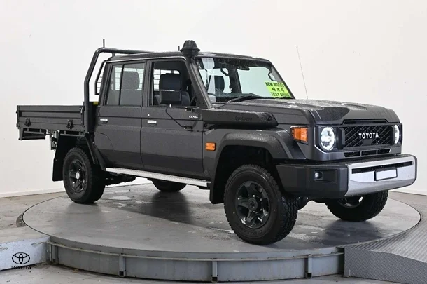 2025 Toyota LC Military GXL image 2