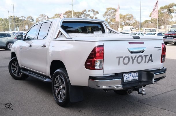 2020 Toyota Hilux SR5 image 2