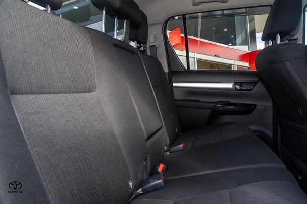 2022 Toyota HILUX SR5 image 8