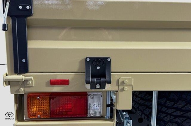 2025 Toyota LANDCRUISER MILITARY GXL image 8