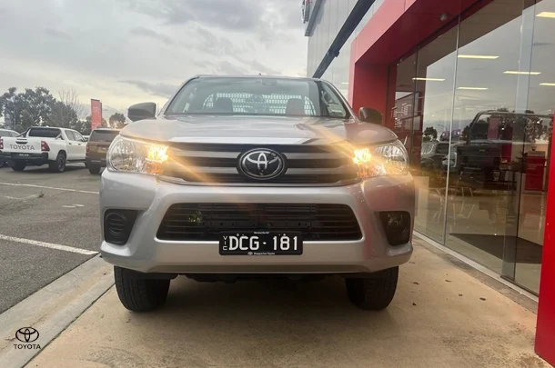 2023 Toyota Hilux SR image 2