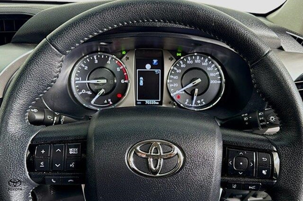2022 Toyota Hilux SR5 image 12