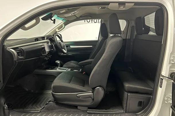 2023 Toyota Hilux SR5 image 14