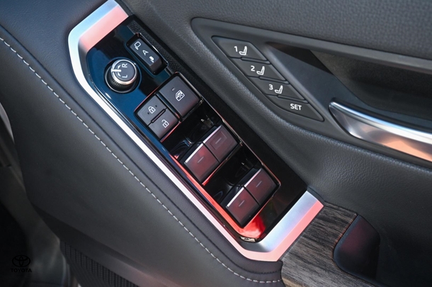 2023 TOYOTA Landcruiser Sahara image 10