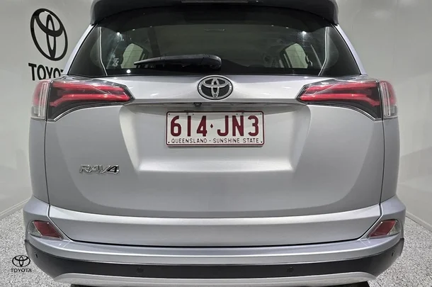 2018 Toyota RAV4 GX-2WD image 3
