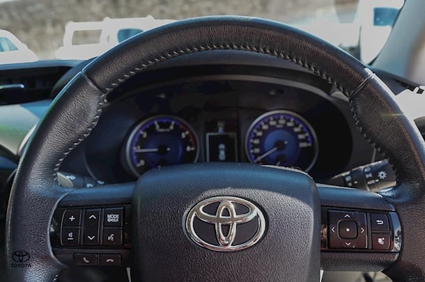 2015 Toyota HILUX SR5 image 10