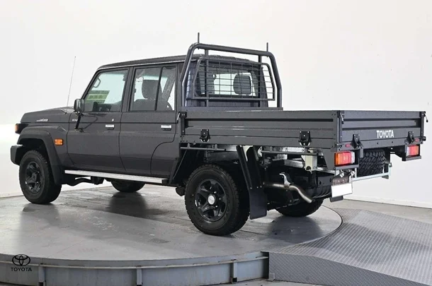 2025 Toyota LC Military GXL image 6