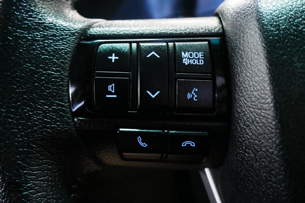 2024 Toyota Hilux 4x4 SR5 image 16