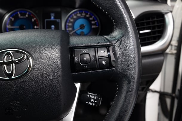 2018 Toyota Hilux 4x4 SR5 image 15