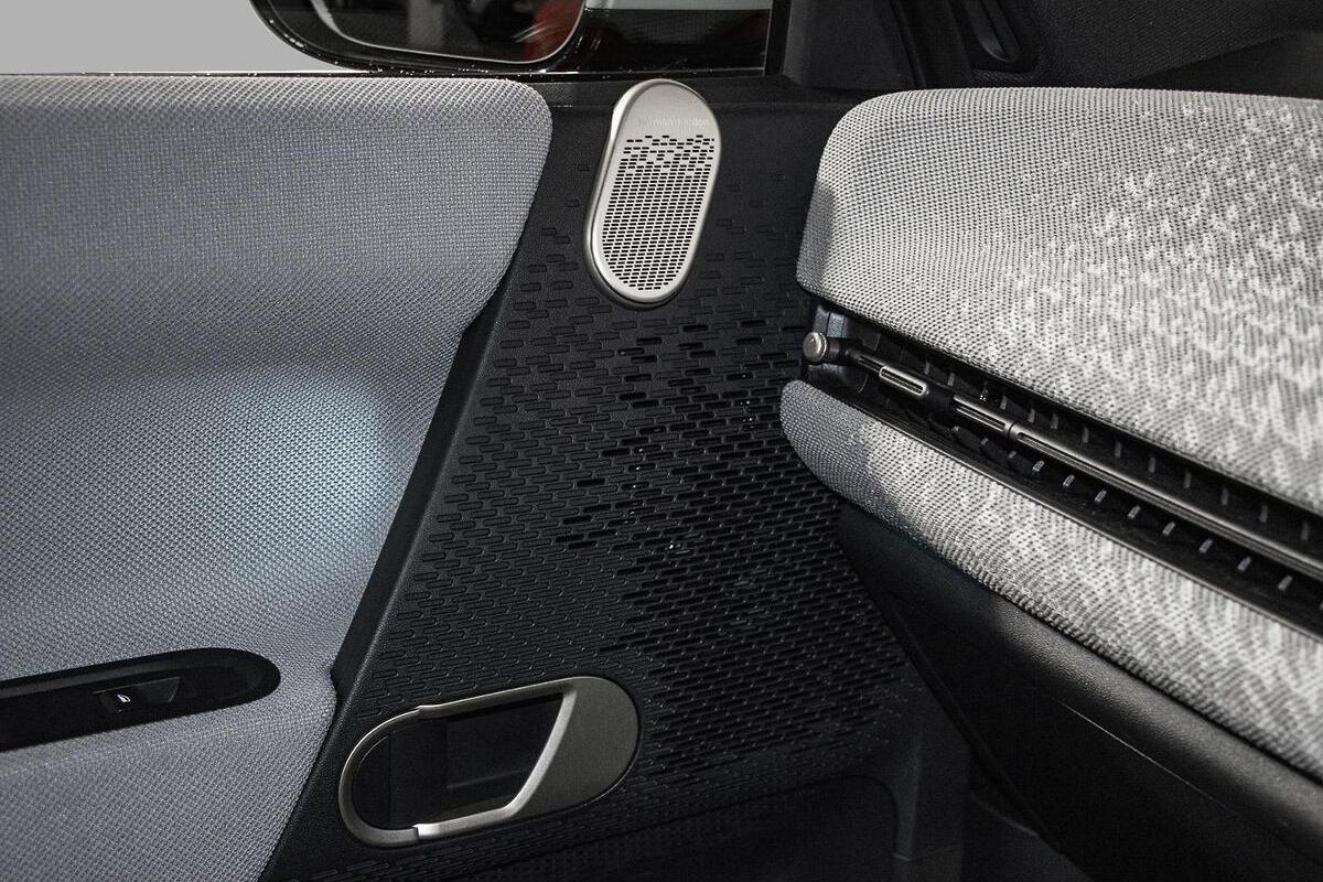 2024 MINI Cooper SE Favoured Auto image 14