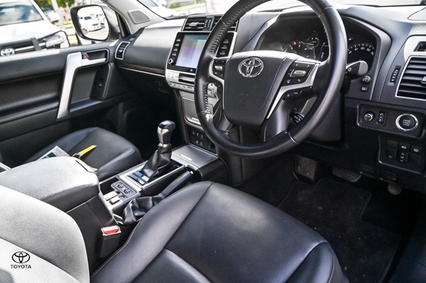 2023 Toyota Prado VX image 18