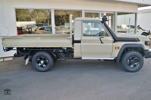 2025 Toyota LC Military GXL image 2
