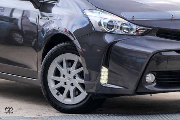 2020 Toyota Prius v L1 image 6