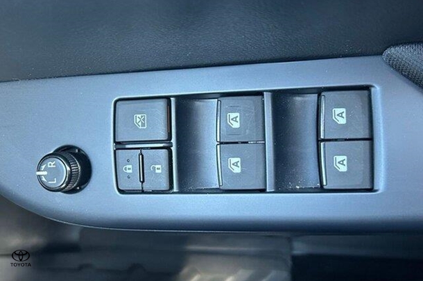 2024 Toyota Hilux 4x4 SR image 5