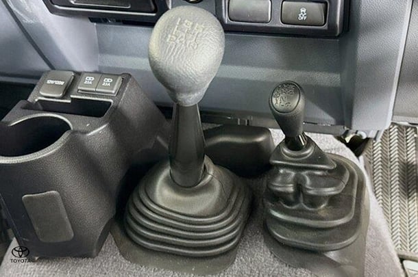 2022 Toyota LANDCRUISER MILITARY GXL image 7