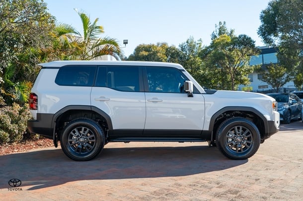 2024 TOYOTA Prado GX image 3