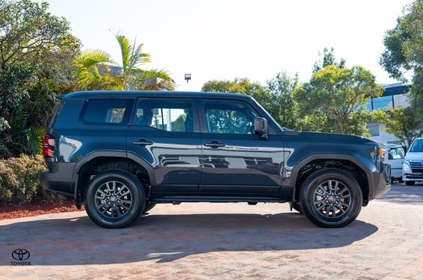 2025 TOYOTA Prado GX image 3