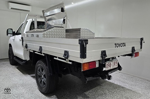 2023 Toyota Hilux SR image 7