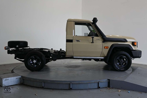 2025 Toyota LC Military GXL image 3
