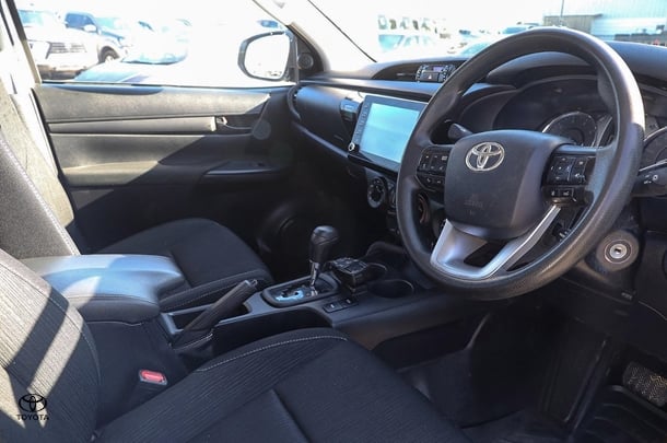 2022 Toyota Hilux SR image 2