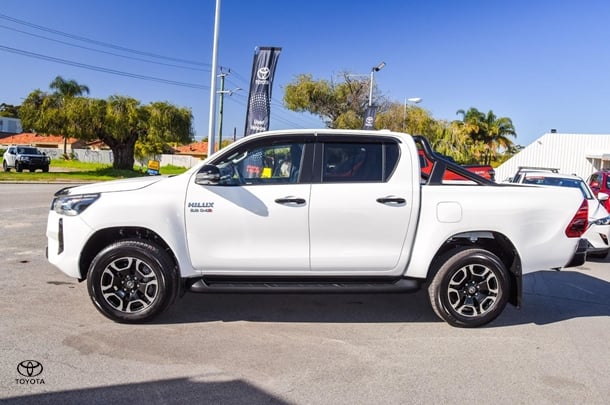 2024 Toyota HILUX SR5 image 4