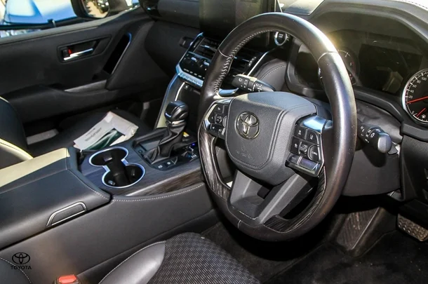 2022 Toyota Landcruiser Sahara ZX image 6