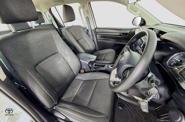 2024 Toyota Hilux SR image 11