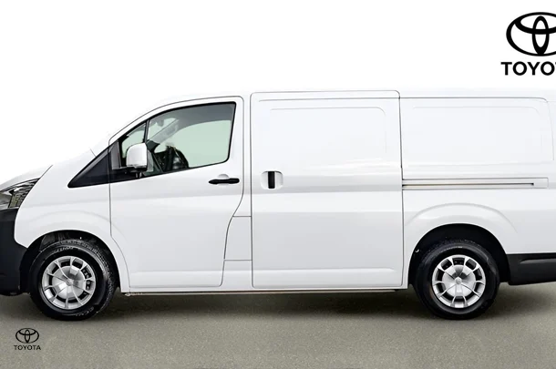 2022 Toyota HIACE LWB image 4