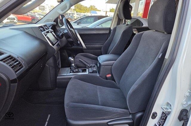 2017 Toyota Prado GXL image 18