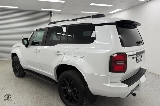 2024 Toyota Prado VX image 5