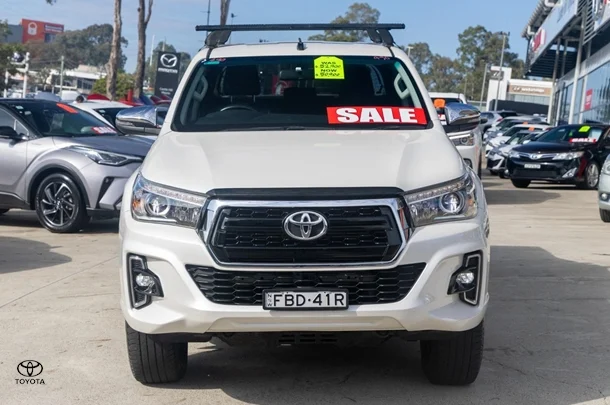 2019 Toyota HILUX SR5 image 4