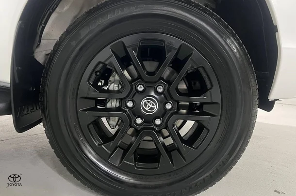 2023 Toyota Hilux SR5 image 4