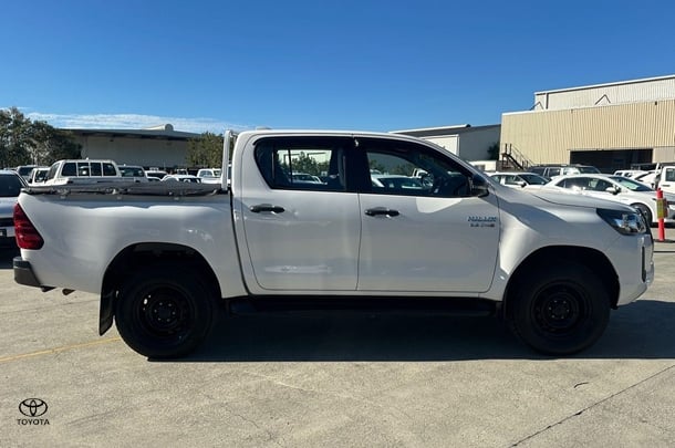 2022 Toyota Hilux SR image 3