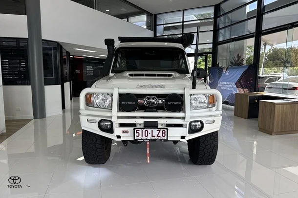 2023 Toyota LC Military GXL image 3